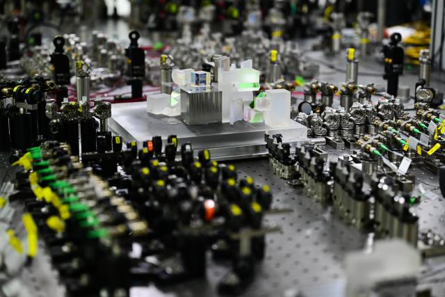 (261021) -- BEIJING, Oct. 21, 2026 (Xinhua) -- This photo taken on April 10, 2026 shows part of a programmable quantum computing prototype called "Jiuzhang 4.0." (Xinhua/Zhou Mu)