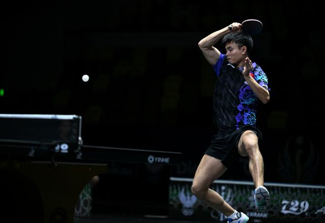 (261021) -- TASHKENT, Oct. 21, 2026 (Xinhua) -- Zhou Qihao of China hits a return to Nima Alamian of Iran during the men's teams quarterfinal match between China and Iran at the 29th ITTF-Asian Table Tennis Championships in Tashkent, Uzbekistan, Oct. 21, 2026. (Xinhua/Feng Kaihua)