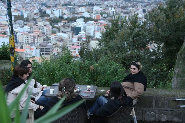 (261021) -- LAHIJAN, Oct. 21, 2026 (Xinhua) -- People enjoy their leisure time at a viewing platform in Lahijan, Iran, Oct. 20, 2026. (Xinhua/Shadati)
