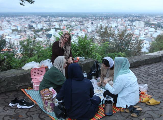 (261021) -- LAHIJAN, Oct. 21, 2026 (Xinhua) -- People enjoy their leisure time at a viewing platform in Lahijan, Iran, Oct. 20, 2026. (Xinhua/Shadati)