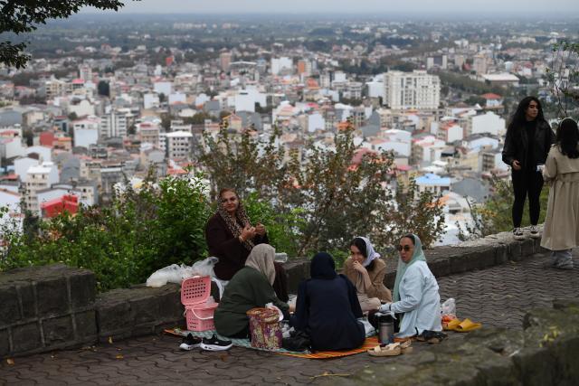 (261021) -- LAHIJAN, Oct. 21, 2026 (Xinhua) -- People enjoy their leisure time at a viewing platform in Lahijan, Iran, Oct. 20, 2026. (Xinhua/Shadati)