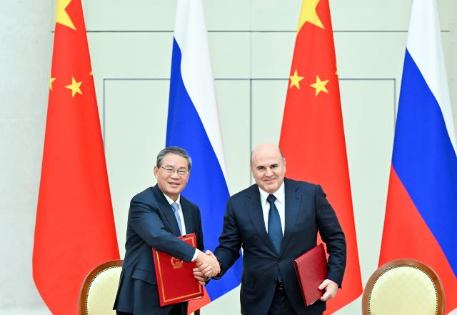 (261021) -- ST. PETERSBURG, Oct. 21, 2026 (Xinhua) -- Chinese Premier Li Qiang and Russian Prime Minister Mikhail Mishustin sign a joint communique after the 31st regular meeting between Chinese and Russian heads of government in St. Petersburg, Russia, Oct. 21, 2026. Li Qiang co-chaired the meeting with Mikhail Mishustin on Wednesday. (Xinhua/Gao Jie)