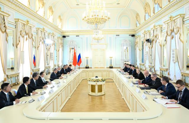 (261021) -- ST. PETERSBURG, Oct. 21, 2026 (Xinhua) -- Chinese Premier Li Qiang meets with Russian President Vladimir Putin in St. Petersburg, Russia, Oct. 21, 2026. (Xinhua/Shen Hong)