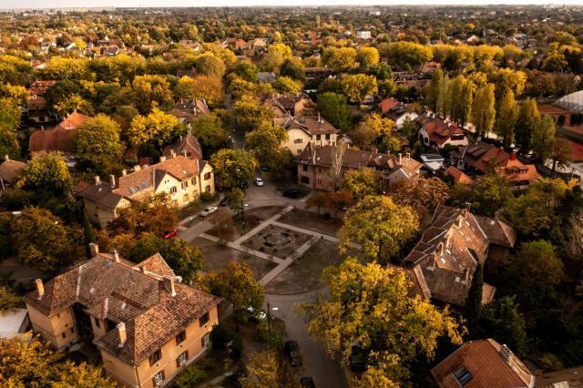 (261021) -- BUDAPEST, Oct. 21, 2026 (Xinhua) -- An aerial drone photo taken on Oct. 20, 2026 shows the autumn view of a residential area in Budapest, Hungary. (Photo by David Balogh/Xinhua)