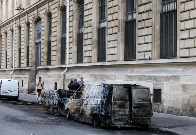 (261021) -- PARIS, Oct. 21, 2026 (Xinhua) -- Vehicles destroyed by fire during the earlier demonstration are seen on a street in Paris, France, Oct. 21, 2026. The French government has vowed to do everything within its power to prevent violence at fresh social demonstrations announced for Saturday, after riots around the country caused widespread destruction and thousands of arrests on Oct. 17. (Xinhua/Wu Huiwo)