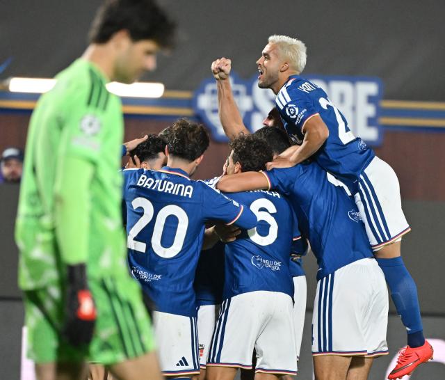 (261022) -- COMO, Oct. 22, 2026 (Xinhua) -- Como's players celebrate a goal during the UEFA Champions League football match between Como and Manchester United in Como, Italy, Oct. 21, 2026. (Photo by Alberto Lingria/Xinhua)