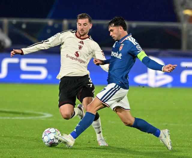 (261022) -- COMO, Oct. 22, 2026 (Xinhua) -- Como's Lucas Da Cunha (R) vies with Manchester United's Mason Mount during the UEFA Champions League football match between Como and Manchester United in Como, Italy, Oct. 21, 2026. (Photo by Alberto Lingria/Xinhua)