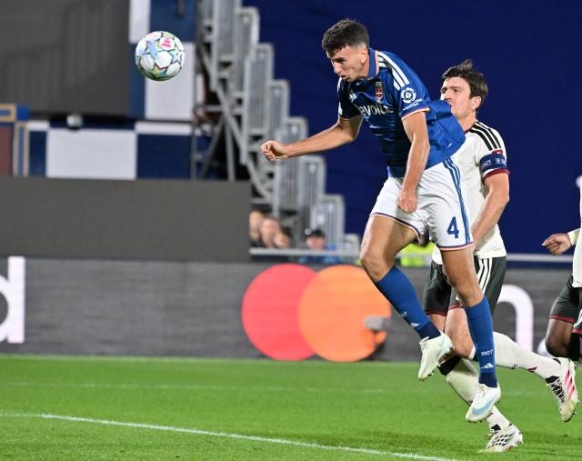 (261022) -- COMO, Oct. 22, 2026 (Xinhua) -- Como's Jacobo Ramon (L) heads to score during the UEFA Champions League football match between Como and Manchester United in Como, Italy, Oct. 21, 2026. (Photo by Alberto Lingria/Xinhua)