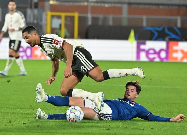 (261022) -- COMO, Oct. 22, 2026 (Xinhua) -- Como's Martin Baturina (R) vies with Manchester United's Youri Tielemans during the UEFA Champions League football match between Como and Manchester United in Como, Italy, Oct. 21, 2026. (Photo by Alberto Lingria/Xinhua)