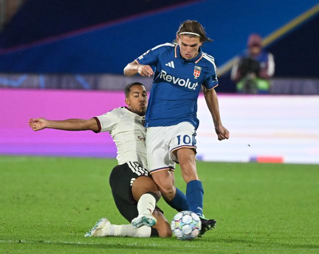 (261022) -- COMO, Oct. 22, 2026 (Xinhua) -- Como's Nicolas Paz (front) vies with Manchester United's Youri Tielemans during the UEFA Champions League football match between Como and Manchester United in Como, Italy, Oct. 21, 2026. (Photo by Alberto Lingria/Xinhua)