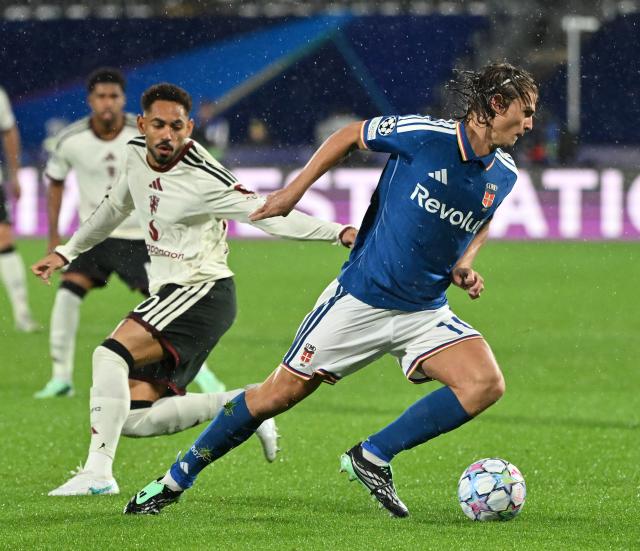 (261022) -- COMO, Oct. 22, 2026 (Xinhua) -- Como's Nicolas Paz (R) vies with Manchester United's Matheus Cunha during the UEFA Champions League football match between Como and Manchester United in Como, Italy, Oct. 21, 2026. (Photo by Alberto Lingria/Xinhua)