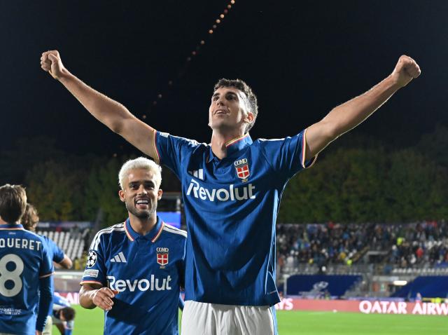 (261022) -- COMO, Oct. 22, 2026 (Xinhua) -- Como's Jacobo Ramon (front) celebrates a goal during the UEFA Champions League football match between Como and Manchester United in Como, Italy, Oct. 21, 2026. (Photo by Alberto Lingria/Xinhua)