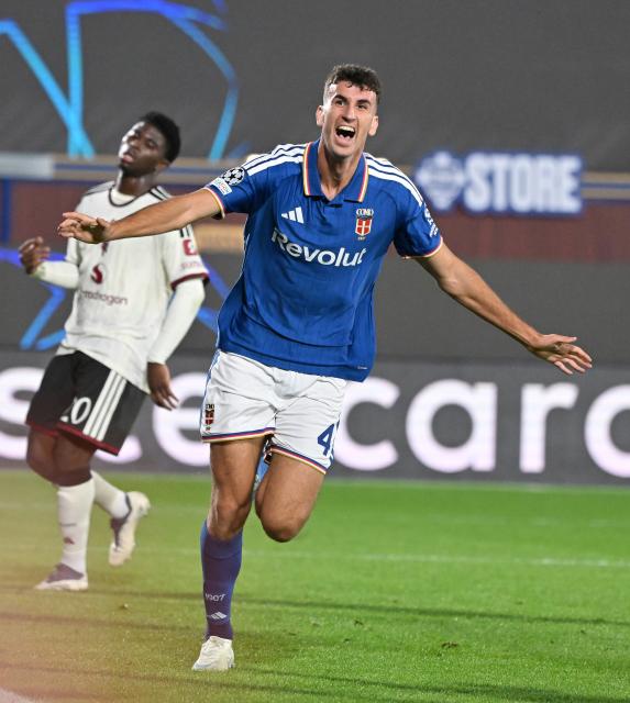 (261022) -- COMO, Oct. 22, 2026 (Xinhua) -- Como's Jacobo Ramon (front) celebrates a goal during the UEFA Champions League football match between Como and Manchester United in Como, Italy, Oct. 21, 2026. (Photo by Alberto Lingria/Xinhua)