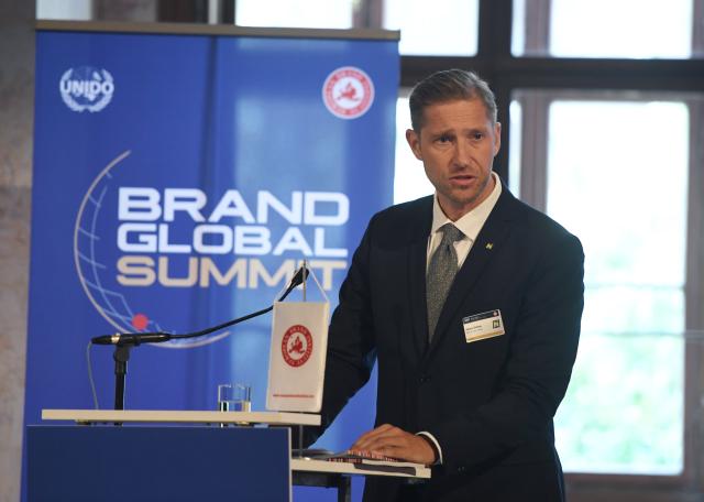 (261022) -- VIENNA, Oct. 22, 2026 (Xinhua) -- Simon Ortner, head of the department for International and European Affairs of Lower Austria, speaks at the 22nd Brand Global Summit in Vienna, Austria, Oct. 20, 2026. The summit kicked off here on Tuesday, focusing on regional cooperation, brand internationalization and new opportunities to strengthen economic and trade ties between China and Europe, particularly China and Austria. (Xinhua/He Canling)