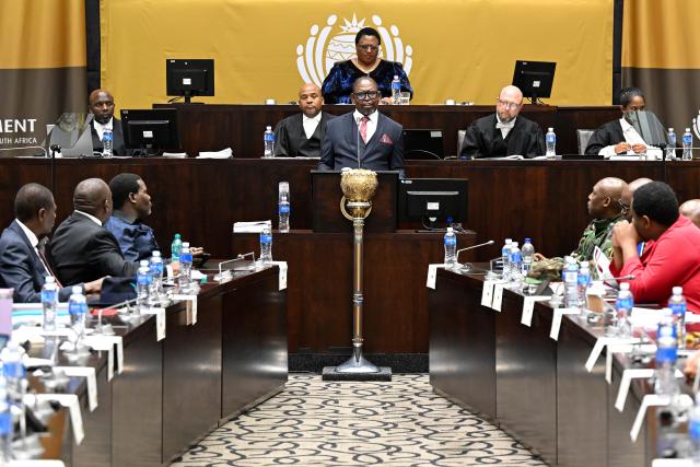 (261022) -- CAPE TOWN, Oct. 22, 2026 (Xinhua) -- South African Finance Minister Enoch Godongwana (at the podium) delivers the Medium-Term Budget Policy Statement in Parliament in Cape Town, South Africa, Oct. 21, 2026.
  South Africa has lowered its economic growth forecast for 2026 to 1.2 percent and announced temporary fuel levy cuts to ease cost-of-living pressures, Finance Minister Enoch Godongwana said on Wednesday.
  TO GO WITH "South Africa lowers 2026 growth forecast, cuts fuel levies to ease cost pressures" (Photo by Xabiso Mkhabela/Xinhua)