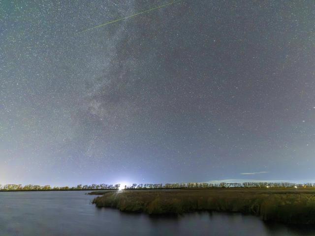 (261022) -- HARBIN, Oct. 22, 2026 (Xinhua) -- This photo taken on Oct. 22, 2026 shows the Orionid meteor shower in the sky over Shuangyashan City, northeast China's Heilongjiang Province. The Orionid meteor shower, caused by remnants from Halley's comet, peaked on Wednesday and Thursday. (Photo by Han Yang/Xinhua)