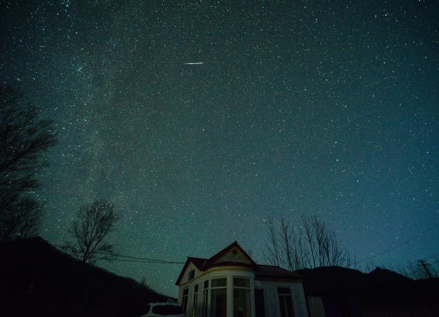 (261022) -- HARBIN, Oct. 22, 2026 (Xinhua) -- This photo taken on Oct. 22, 2026 shows the Orionid meteor shower in the sky over Hailin City, northeast China's Heilongjiang Province. The Orionid meteor shower, caused by remnants from Halley's comet, peaked on Wednesday and Thursday. (Photo by Zeng Dong/Xinhua)
