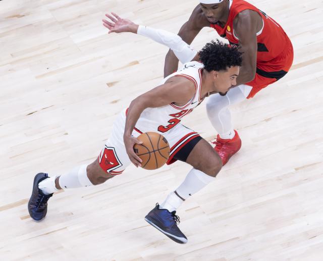 (261022) --  TORONTO, Oct. 22, 2026 (Xinhua) -- Tre Jones (front) of Chicago Bulls breaks through during the 2026-2027 NBA regular season game between Toronto Raptors and Chicago Bulls in Toronto, Canada, on Oct. 21, 2026. (Photo by Zou Zheng/Xinhua)