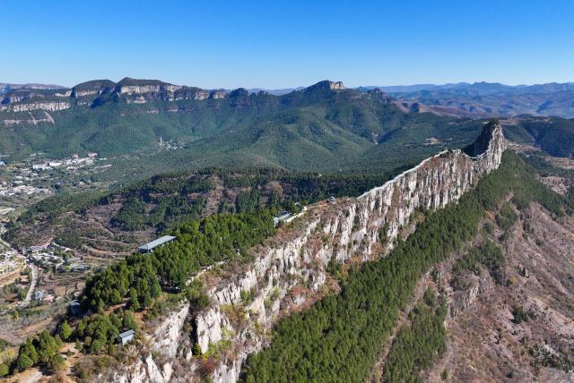 (261022) -- JINAN, Oct. 22, 2026 (Xinhua) -- An aerial drone photo taken on Oct. 21, 2026 shows the autumn scenery of Lingyan Mountain in Jinan, east China's Shandong Province. (Xinhua/Zhu Zheng)
