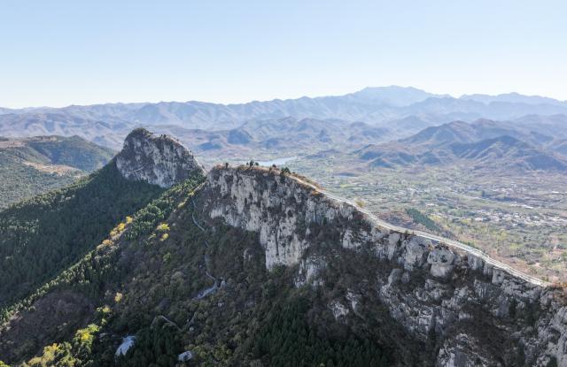 (261022) -- JINAN, Oct. 22, 2026 (Xinhua) -- An aerial drone photo taken on Oct. 21, 2026 shows the autumn scenery of Lingyan Mountain in Jinan, east China's Shandong Province. (Xinhua/Zhu Zheng)