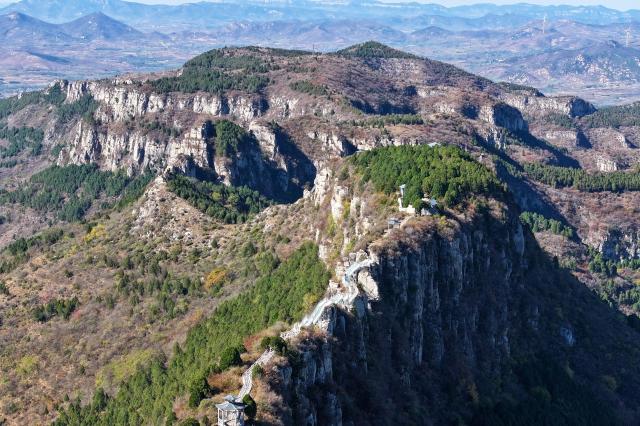 (261022) -- JINAN, Oct. 22, 2026 (Xinhua) -- An aerial drone photo taken on Oct. 21, 2026 shows the autumn scenery of Lingyan Mountain in Jinan, east China's Shandong Province. (Xinhua/Zhu Zheng)