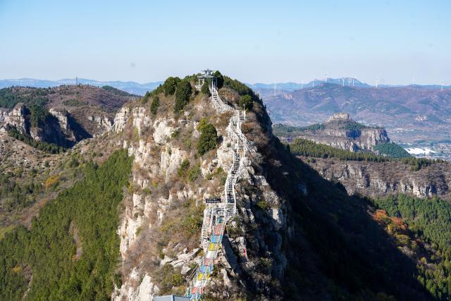 (261022) -- JINAN, Oct. 22, 2026 (Xinhua) -- This photo taken on Oct. 21, 2026 shows the autumn scenery of Lingyan Mountain in Jinan, east China's Shandong Province. (Xinhua/Zhu Zheng)