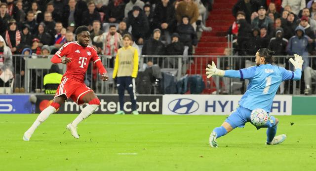 (261022) -- MUNICH, Oct. 22, 2026 (Xinhua) -- Alphons Davies (L) of Bayern Munich scores during the UEFA Champions League match between Bayern Munich and Arsenal in Munich, Germany, on Oct. 21, 2026. (Photo by Philippe Ruiz/Xinhua)