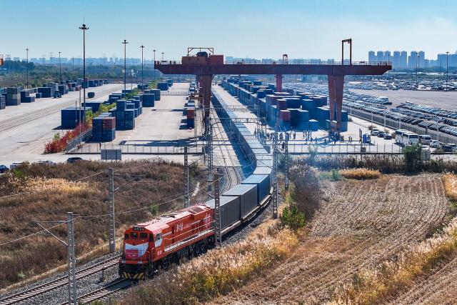 (261022) -- SHENYANG, Oct. 22, 2026 (Xinhua) -- A drone photo taken on Oct. 22, 2026 shows a freight train loaded with containers departing from Puhe station in Shenyang, northeast China's Liaoning Province.
  A China-Europe freight train bound for Moscow departed Puhe station in Shenyang, northeast China's Liaoning Province, at around 11:30 a.m. Thursday, bringing the service's cumulative trips to top 140,000 and transporting goods worth over 560 billion U.S. dollars since 2011.
  Within China, 96 scheduled routes for trains traveling at 120 km per hour link 132 cities along the western, central and eastern corridors, while overseas the network now runs on three lines: northern, central and southern. Together they reach 237 cities in 26 European countries and more than 100 cities in 12 Asian countries, covering most parts of Eurasia, according to China State Railway Group Co., Ltd. (China Railway), the national rail operator.
  The southern route is now operating on regular basis, running 746 trains in the first nine months of 2026, up 125 percent year on year. (Xinhua/Pan Yulong)