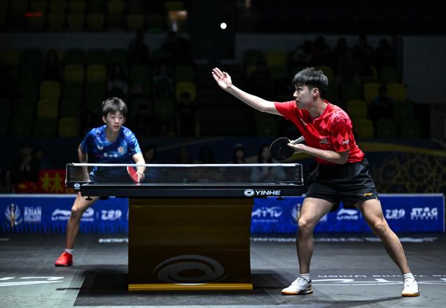 (261022) -- TASHKENT, Oct. 22, 2026 (Xinhua) -- Huang Youzheng (R) of China serves during the men's teams semifinals against Kuo Guan-Hong of Chinese Taipei at the 29th ITTF-Asian Table Tennis Championships in Tashkent, Uzbekistan, Oct. 22, 2026. (Xinhua/Feng Kaihua)