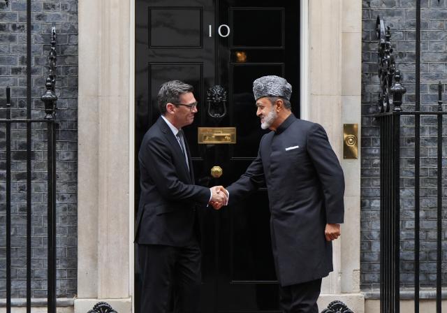 (261022) -- LONDON, Oct. 22, 2026 (Xinhua) -- British Prime Minister Andy Burnham shakes hands with Oman's Sultan Haitham bin Tariq at 10 Downing Street in London, Britain, Oct. 21, 2026. British Prime Minister Andy Burnham and Oman's Sultan Haitham bin Tariq agreed Wednesday on the need to open the Strait of Hormuz, according to a statement released by British government on Wednesday. (Xinhua/Zhang Feng)