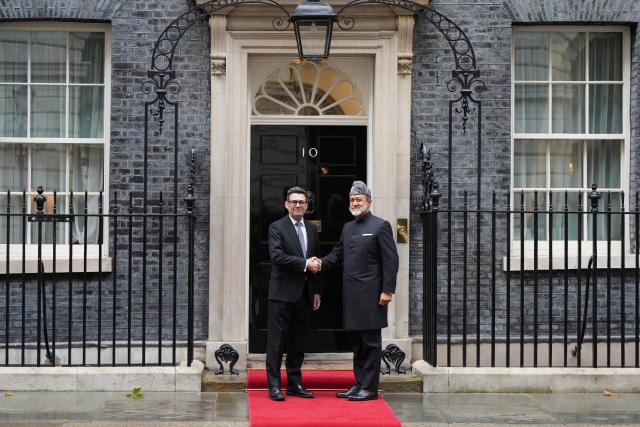 (261022) -- LONDON, Oct. 22, 2026 (Xinhua) -- British Prime Minister Andy Burnham shakes hands with Oman's Sultan Haitham bin Tariq at 10 Downing Street in London, Britain, Oct. 21, 2026. British Prime Minister Andy Burnham and Oman's Sultan Haitham bin Tariq agreed Wednesday on the need to open the Strait of Hormuz, according to a statement released by British government on Wednesday. (Xinhua/Zhang Feng)