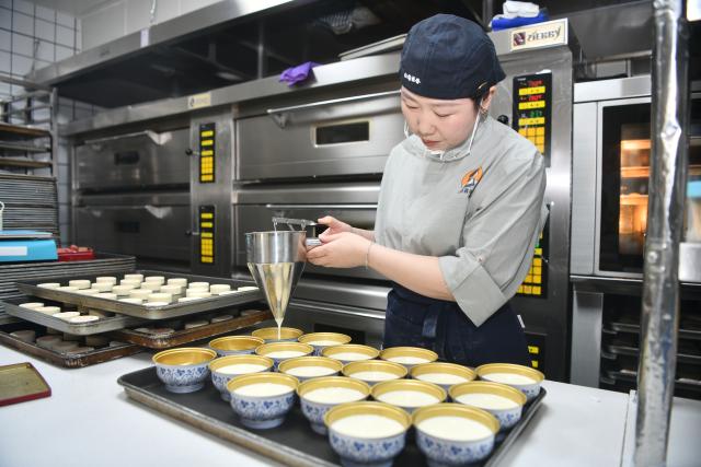 (261022) -- SHIJIAZHUANG, Oct. 22, 2026 (Xinhua) -- A staff member makes apricot kernel tofu in Chengde City, north China's Hebei Province, Sept. 23, 2026. TO GO WITH "Across China: Wild apricots bring new life to north China mountain city" (Photo by Yan Ming/Xinhua)