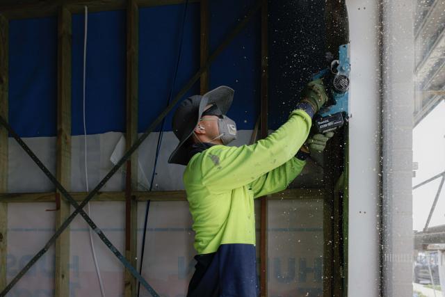 (261022) -- CANBERRA, Oct. 22, 2026 (Xinhua) -- A carpenter works in Canberra, Australia, on Oct. 22, 2026. Job vacancies in Australia fell 0.9 percent in the three months to August, following a 2.2-percent decline in the previous three months, official data showed on Thursday.
  TO GO WITH "Job vacancies fall again in Australia" (Photo by Chu Chen/Xinhua)
