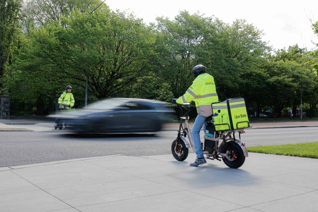 (261022) -- CANBERRA, Oct. 22, 2026 (Xinhua) -- Two delivery riders are on their way to deliver food in Canberra, Australia, on Oct. 17, 2026. Job vacancies in Australia fell 0.9 percent in the three months to August, following a 2.2-percent decline in the previous three months, official data showed on Thursday.
  TO GO WITH "Job vacancies fall again in Australia" (Photo by Chu Chen/Xinhua)