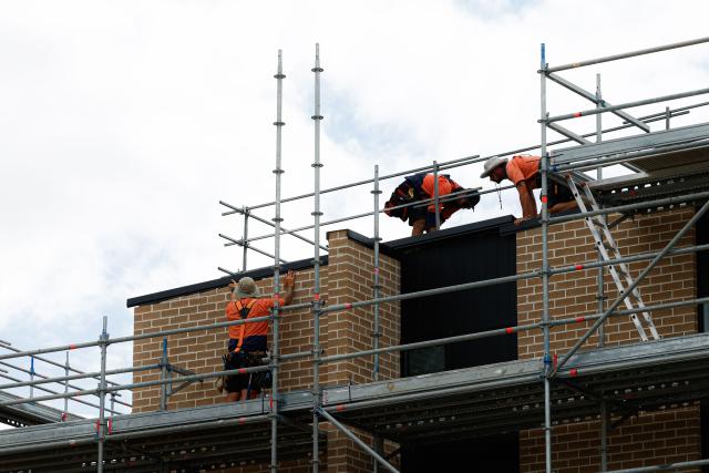 (261022) -- CANBERRA, Oct. 22, 2026 (Xinhua) -- Construction workers are at work in Canberra, Australia, on Oct. 22, 2026. Job vacancies in Australia fell 0.9 percent in the three months to August, following a 2.2-percent decline in the previous three months, official data showed on Thursday.
  TO GO WITH "Job vacancies fall again in Australia" (Photo by Chu Chen/Xinhua)