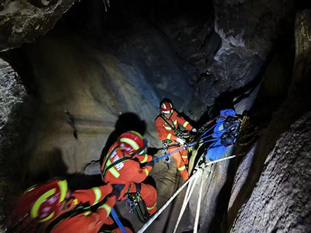 (261022) -- LIUZHOU, Oct. 22, 2026 (Xinhua) -- Members of a mountain rescue team with the Liuzhou fire and rescue authority conducts rescue at a cave in Liuzhou, south China's Guangxi Zhuang Autonomous Region, Feb. 8, 2025. TO GO WITH "Profile: Where courage ends, skill begins -- the making of a rope rescuer" (Xinhua)