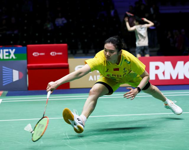 (261022) -- PARIS, Oct. 22, 2026 (Xinhua) -- Han Yue of China hits a return during the women's singles round of 16 match against Mia Blichfeldt of Denmark at the French Open badminton tournament in Paris, France, Oct. 22, 2026. (Xinhua/Wu Huiwo)