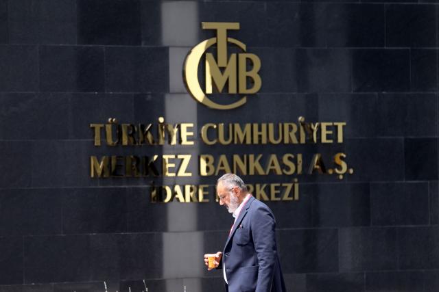 (261022) -- ANKARA, Oct. 22, 2026 (Xinhua) -- A man passes by the building of Türkiye's central bank in Ankara, Türkiye, on Oct. 22, 2026 Türkiye's central bank cut its benchmark policy rate by 100 basis points to 36 percent on Thursday, resuming monetary easing for the first time since January as inflation continued to cool. (Mustafa Kaya/Handout via Xinhua)