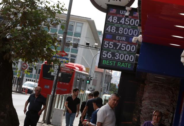 (261022) -- ANKARA, Oct. 22, 2026 (Xinhua) -- An electronic screen shows Turkish Lira's foreign exchange rates in Ankara, Türkiye, on Oct. 22, 2026 Türkiye's central bank cut its benchmark policy rate by 100 basis points to 36 percent on Thursday, resuming monetary easing for the first time since January as inflation continued to cool. (Mustafa Kaya/Handout via Xinhua)