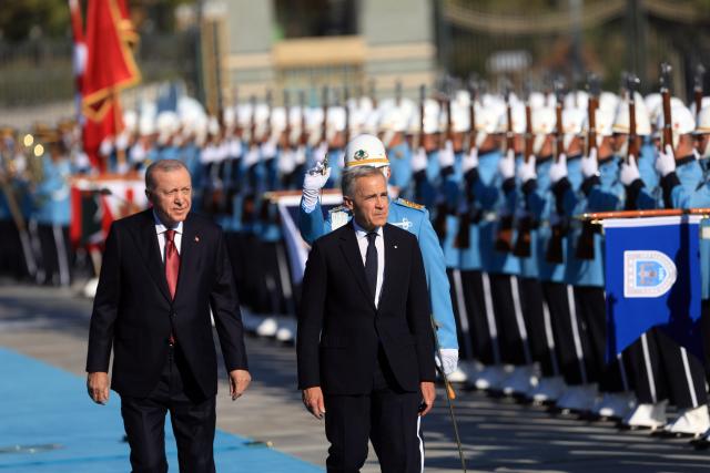 (261022) -- ANKARA, Oct. 22, 2026 (Xinhua) -- Turkish President Recep Tayyip Erdogan (L) and visiting Canadian Prime Minister Mark Carney review the guards of honor during a welcoming ceremony at the Presidential Palace in Ankara, Türkiye, on Oct. 22, 2026. Türkiye and Canada agreed Thursday to elevate their bilateral ties to a strategic partnership and deepen cooperation in trade, energy and defense during the first official visit to Türkiye by a Canadian prime minister. (Mustafa Kaya/Handout via Xinhua)