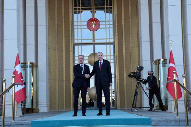 (261022) -- ANKARA, Oct. 22, 2026 (Xinhua) -- Turkish President Recep Tayyip Erdogan (R) shakes hands with visiting Canadian Prime Minister Mark Carney during a welcoming ceremony at the Presidential Palace in Ankara, Türkiye, on Oct. 22, 2026. Türkiye and Canada agreed Thursday to elevate their bilateral ties to a strategic partnership and deepen cooperation in trade, energy and defense during the first official visit to Türkiye by a Canadian prime minister. (Mustafa Kaya/Handout via Xinhua)