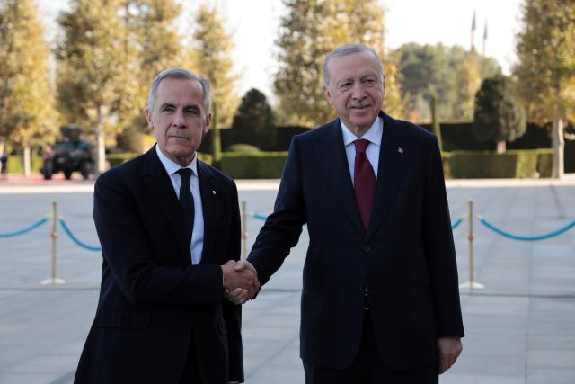 (261022) -- ANKARA, Oct. 22, 2026 (Xinhua) -- Turkish President Recep Tayyip Erdogan (R) shakes hands with visiting Canadian Prime Minister Mark Carney during a welcoming ceremony at the Presidential Palace in Ankara, Türkiye, on Oct. 22, 2026. Türkiye and Canada agreed Thursday to elevate their bilateral ties to a strategic partnership and deepen cooperation in trade, energy and defense during the first official visit to Türkiye by a Canadian prime minister. (Mustafa Kaya/Handout via Xinhua)