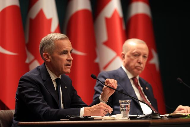 (261022) -- ANKARA, Oct. 22, 2026 (Xinhua) -- Visiting Canadian Prime Minister Mark Carney (L) and Turkish President Recep Tayyip Erdogan attend a joint press conference in Ankara, Türkiye, on Oct. 22, 2026. Türkiye and Canada agreed Thursday to elevate their bilateral ties to a strategic partnership and deepen cooperation in trade, energy and defense during the first official visit to Türkiye by a Canadian prime minister. (Mustafa Kaya/Handout via Xinhua)