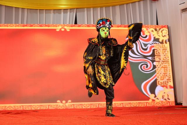 (261022) -- ACCRA, Oct. 22, 2026 (Xinhua) -- This file photo taken on May 22, 2026 shows face-changing performance by Austin Elikem Afiawo, a final-year Chinese language and linguistics student during the Ghanaian finals of the 2026 Chinese Bridge competition in Kumasi, Ghana. TO GO WITH "Feature: When a Ghanaian college student meets with Chinese traditional face-changing art" (Photo by Seth/Xinhua)
