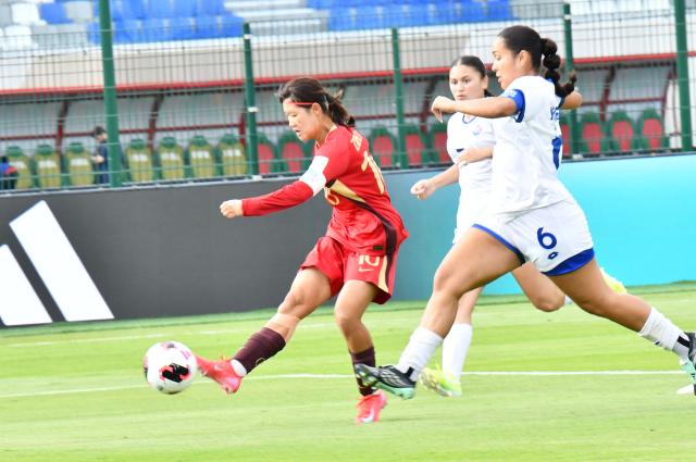 (261023) -- RABAT, Oct. 23, 2026 (Xinhua) -- China's Zhao Siqing (L) shoots during the Group E match between China and Samoa at the 2026 FIFA U-17 Women's World Cup in Rabat, Morocco, on Oct. 22, 2026. (Photo by Aissa/Xinhua)