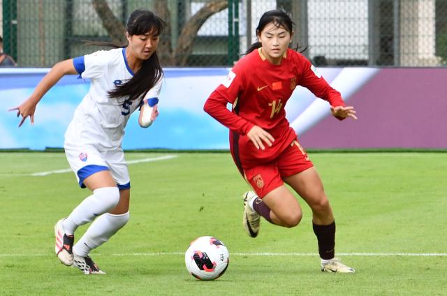 (261023) -- RABAT, Oct. 23, 2026 (Xinhua) -- China's Li Yaqi (R) vies with Samoa's Taimane Devoux during the Group E match between China and Samoa at the 2026 FIFA U-17 Women's World Cup in Rabat, Morocco, on Oct. 22, 2026. (Photo by Aissa/Xinhua)