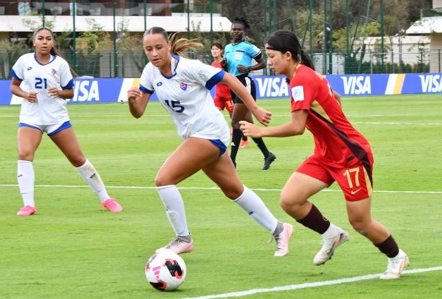 (261023) -- RABAT, Oct. 23, 2026 (Xinhua) -- China's Liu Yuke (R) vies with Samoa's Makeli Leonard during the Group E match between China and Samoa at the 2026 FIFA U-17 Women's World Cup in Rabat, Morocco, on Oct. 22, 2026. (Photo by Aissa/Xinhua)