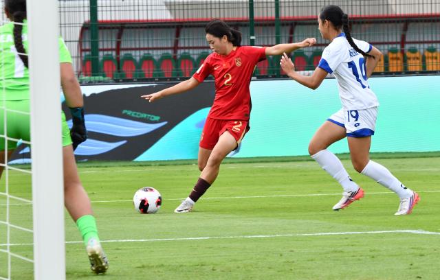 (261023) -- RABAT, Oct. 23, 2026 (Xinhua) -- China's Deng Jingjie (C) shoots against the defence of Samoa's Adesina Afereti (R) during the Group E match between China and Samoa at the 2026 FIFA U-17 Women's World Cup in Rabat, Morocco, on Oct. 22, 2026. (Photo by Aissa/Xinhua)
