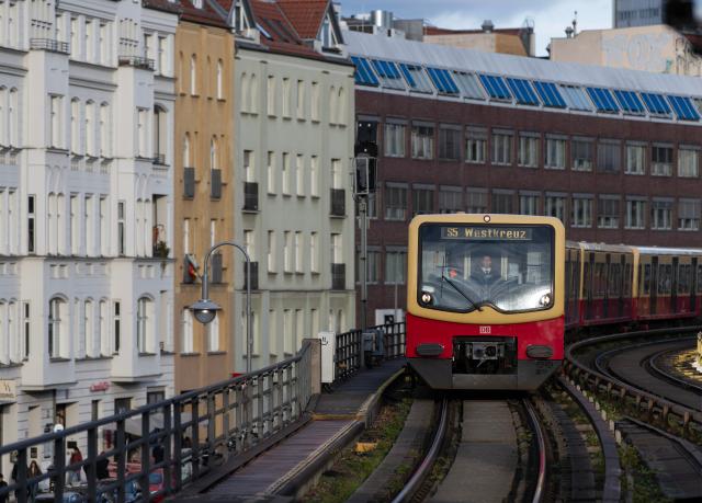 (261023) -- BERLIN, Oct. 23, 2026 (Xinhua) -- A train arrives at Hackescher Markt station in Berlin, Germany, Oct. 22, 2026.
  Berlin is located in northeastern Germany and is the country's capital and largest city. The city boasts historic buildings that reflect its rich history, while retaining a vibrant and cosmopolitan character. (Xinhua/Zhang Haofu)