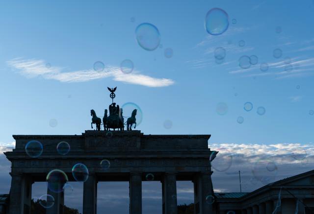 (261023) -- BERLIN, Oct. 23, 2026 (Xinhua) -- The Brandenburg Gate is pictured in Berlin, Germany, Oct. 22, 2026.
  Berlin is located in northeastern Germany and is the country's capital and largest city. The city boasts historic buildings that reflect its rich history, while retaining a vibrant and cosmopolitan character. (Xinhua/Zhang Haofu)